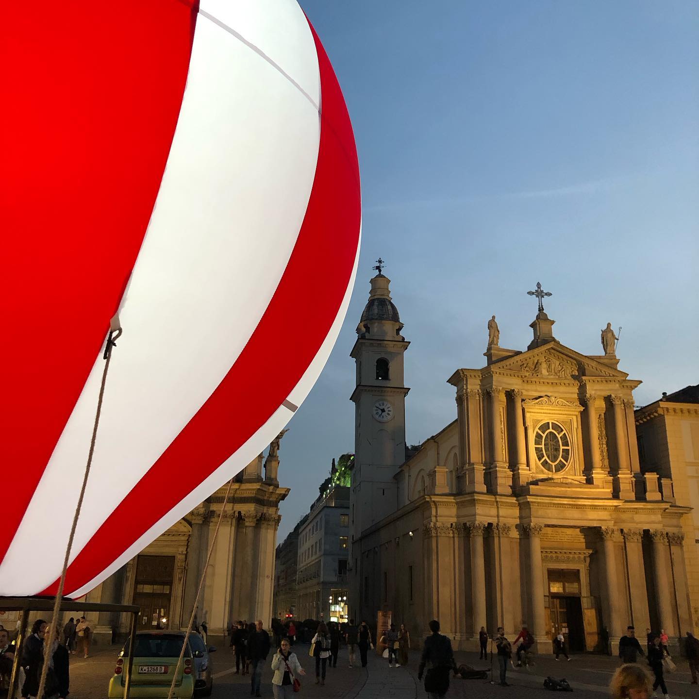 Arrivano le mongolfiere piene di CioccolaTó a Torino! 🍫🍩😋
#ig_torino #torinoèlamiacittà #urbanshot #cioccolateria #citylights #citylife #torinocentro #mongolfiera #baloons🎈