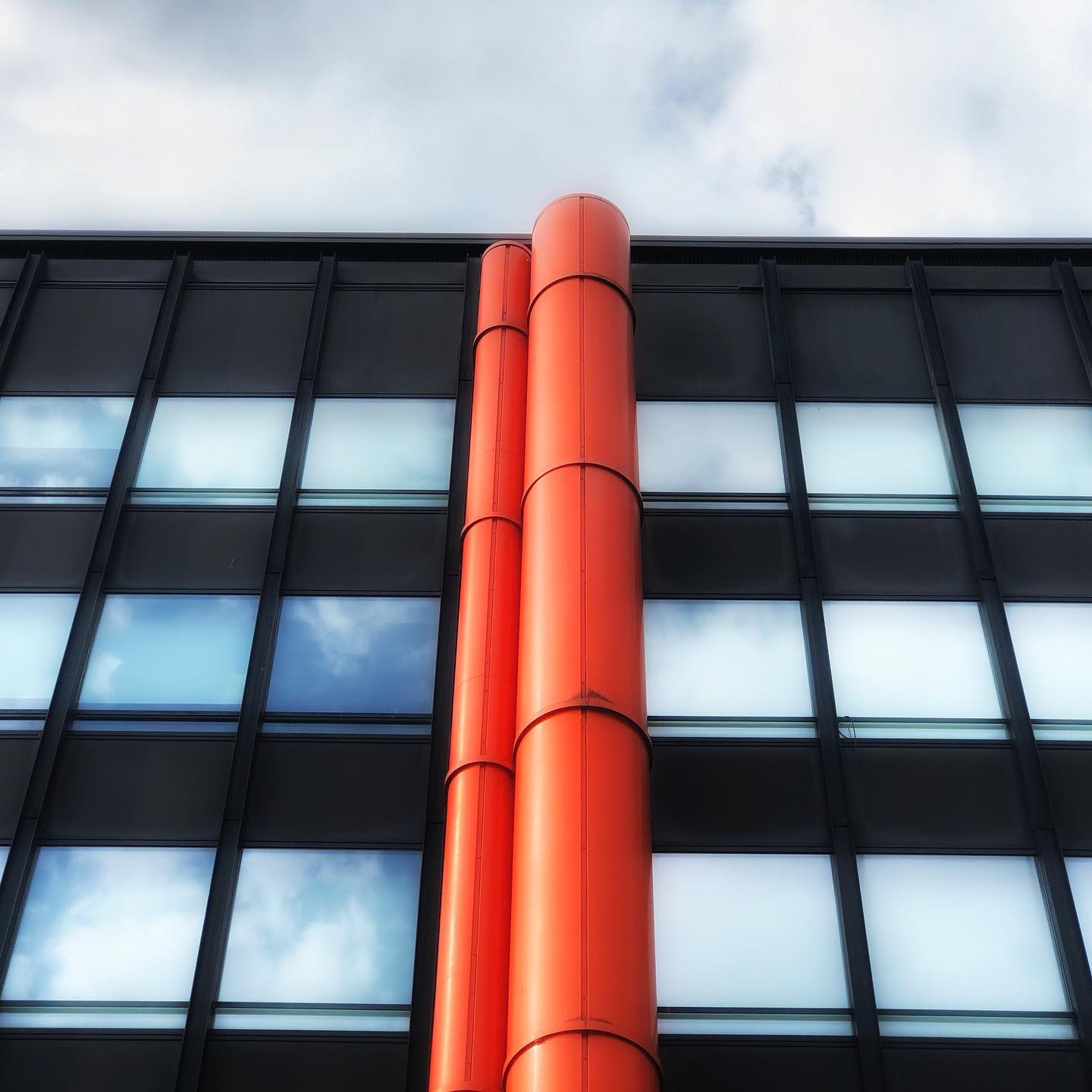Orange 🟧
#urbanphotography #urbanarchitecture #cloudy #minimal #orange #sky